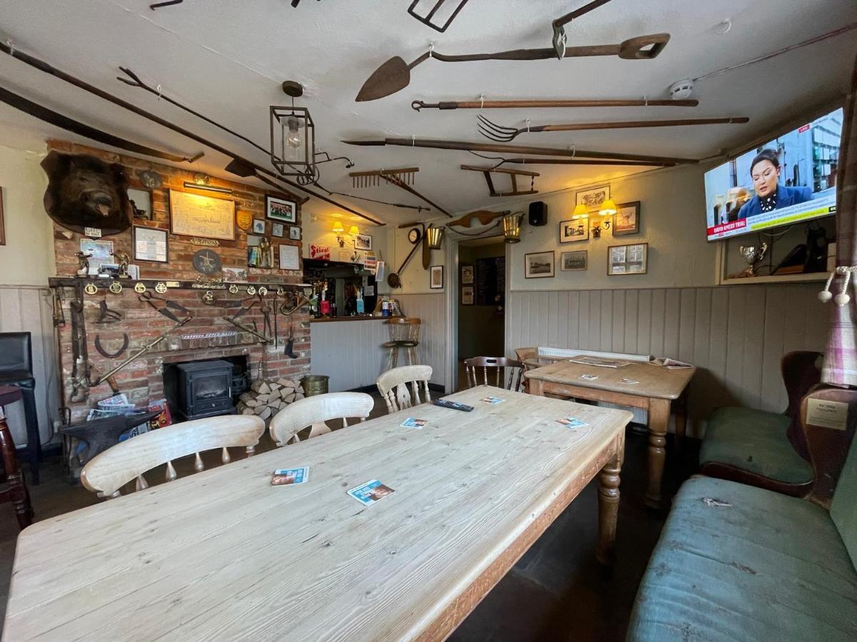 The Windmill Inn Horsham Buitenkant foto