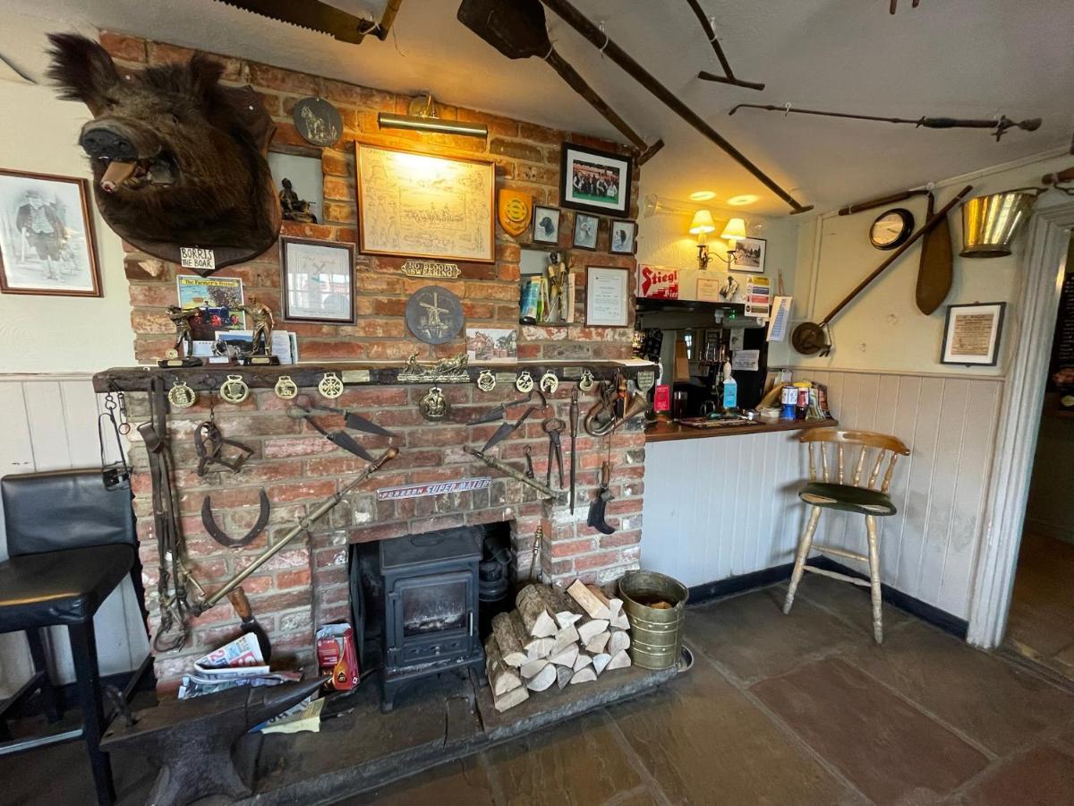 The Windmill Inn Horsham Buitenkant foto