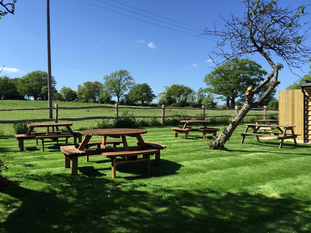 The Windmill Inn Horsham Buitenkant foto